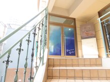 スクエア サロン(Square Salon)/ブルーの入り口が目印です★