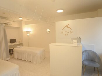 整体MIYABI 梅田茶屋町店/白×ゴールドの落ち着いた店内♪