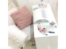 ネイルアンドアイラッシュ ジェムール 川越店(Nail&Eyelash GEMULE)の雰囲気（〈リラックス空間〉白を基調とした清潔な店内）