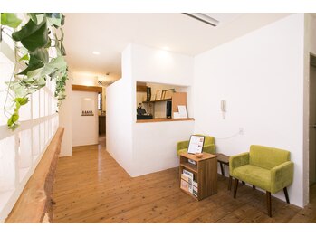 リビング(Living)/受付でお待ちください