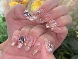 ビジューマググラチークネイル