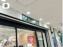 池袋ショッピングパーク（ISP）内の通路をまっすぐ進みます。
