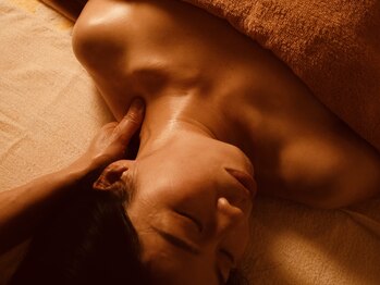 シラユリ(shirayuri)の写真/【首・肩の重ダルさを根本改善◎】熟練の経絡アロマリンパ×ヘッドで、ガチガチの筋肉がスッと軽くなる！
