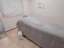 四つ葉の雰囲気（広めのベッドで施術中もゆったりとお寛ぎいただけます。）