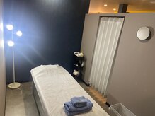 個室空間でリラックスしながらの施術