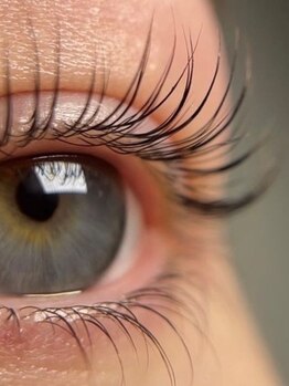 サロンド ユニバース(salon de universe)の写真/まつげに栄養を与えながらパーマが楽しめる♪まつ毛を太く長く濃く魅せる【マイラミネーション】￥6600～★