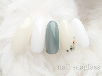 秋冬カラーの癒しフラワーネイル