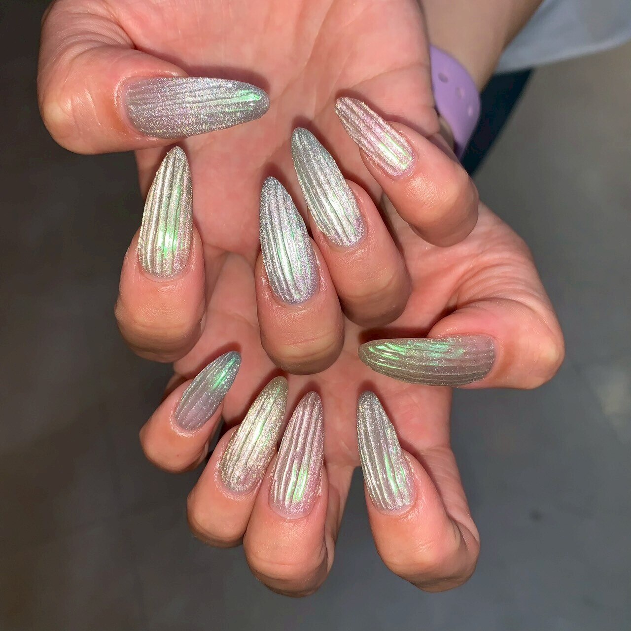 2025年-2026年冬トレンド】ストーン ショートのネイルデザイン集｜人気