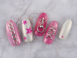 ピアス×ピンクネイル