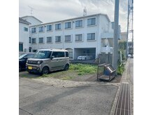 アトリエ エーエム(atelier a.m.)の雰囲気（駐車場は道路側の一番端、駐輪場はサロンのベランダ前です☆）