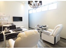 ピカイチウェルネス 上通店(pikAicHi WELLNESS)の雰囲気(清潔感のある空間と癒しのソファ)