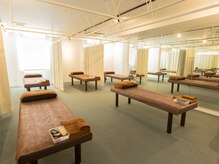 オイルストレッチ専門店Pushの雰囲気（明るい空間にあるベット(半個室)）