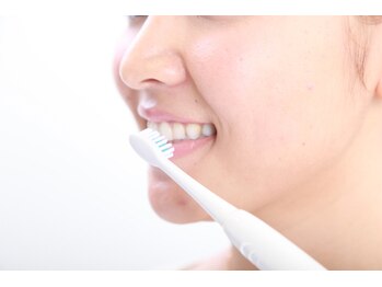 ホワイトニングバー 静岡パルコ店/◇専用の歯磨き粉で歯を磨く