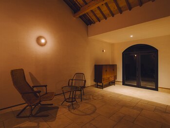 ナチュラルハーブス 灯り 淡路(Natural Herbs AKARI)/灯りと影が溶け合う夜