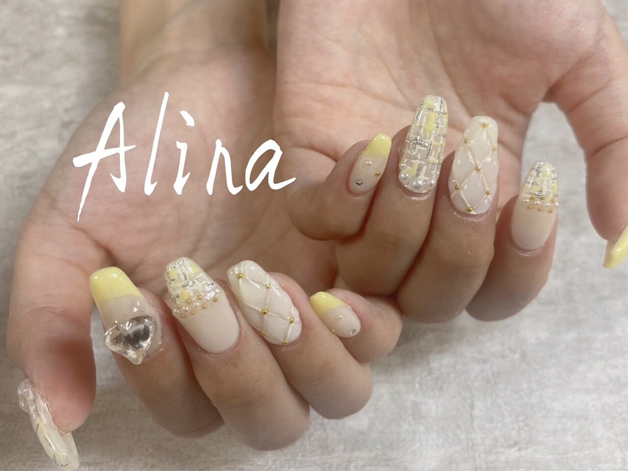 2025年-2026年冬トレンド】イエロー ツイード ハンドのネイルデザイン