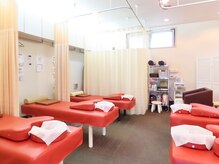 せんじゅの整骨院の雰囲気（各ベッドにカーテン完備しており、鍼の施術も可能です！）