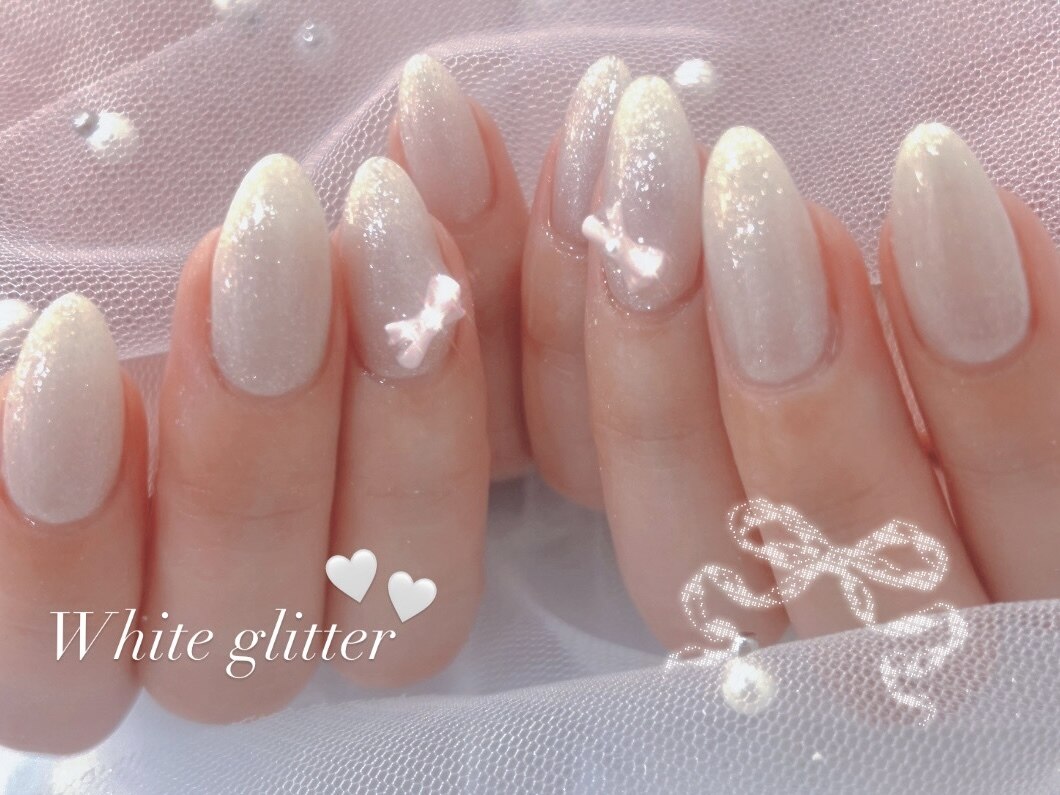 2025年-2026年冬トレンド】ホワイト リボン ハンドのネイルデザイン集