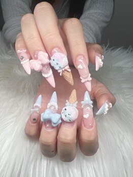 リーネイルズサロン 新宿(Lee Nails Salon)の写真/【持ち込み大歓迎◎】豊富なカラー・パーツとデザインも多数ご用意!長さ出しで華やかさUP、魅せる指先に♪