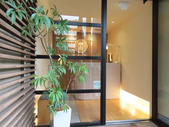 サロン ニールズヤード レメディーズ 表参道店/サロンの入り口は