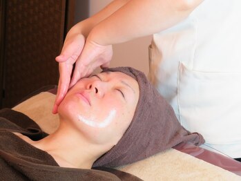 イーサム(easam)の写真/オイルで肩、首、デコルテのリンパを流しながらお顔のマッサージ。最後はヘッドスパで頭皮から引き上げ。