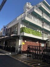 新宿カイロミ/レンガ調の背の高い建物が目印♪