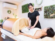 ウトウト(UTOUTO)/琉球温熱　温熱器で腹部へ熱入れ