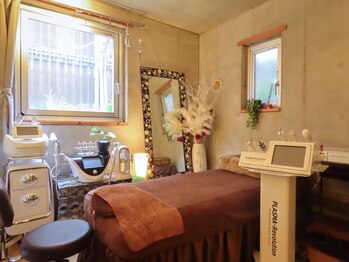 小顔ウナ学芸大学店(UNA)/サロン内装（ベッド）