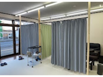 一関整体院/店内は白とブルーを基調に