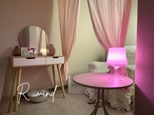 R mind天神店の雰囲気(淡いピンクに包まれてリラックスしやすい空間となっています♪)