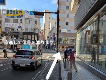 ヘッドミント 静岡店/直進して信号を渡ります。