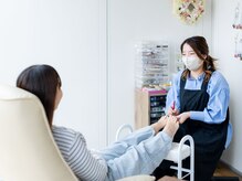 クロレネイルスタジオ(Colorer Nail Studio)の雰囲気（【フットネイル施術の様子】）