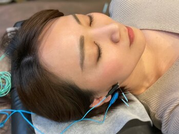 アム(aM)の写真/たるみ・むくみに4本の鍼に電気を流してリフトアップ！
