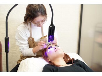 アイラッシュサロン イオ(Eyelashsalon io)/LEDエクステ施術風景