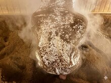 こうそdeほっとの雰囲気（芯から温まり老廃物排出促進。おがくずの跡がデトックスのサイン）
