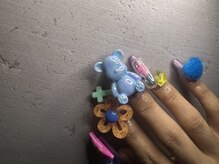 とにかくポップでごちゃごちゃかわいいJunkNailやダックネイルも