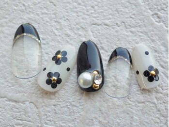 カトルナフ(quatre fois neuf)/マリークワント風ネイル