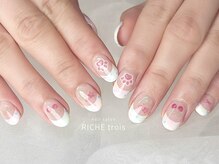 リッシュ トロワ(RICHE trois)/ドットフレンチネイル