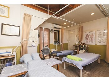 松葉整体 ホワイトニング鈴鹿スマイル館/自然光差し込む、開放的な空間◎