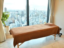 恵の雰囲気（高層階の一室から見える絶景で施術を受けることができます。）
