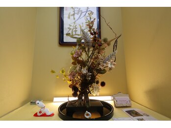 アーツカイロプラクティックさぎぬま/玄関 四季を感じるテーマで演出