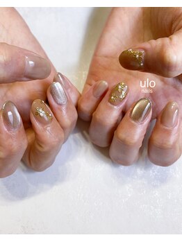 ウロネイルズ(ulo nails)/ゴールドとパールでお花デザイン