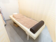 ひまわり整骨院の雰囲気（施術ベッド　整体/姿勢改善/骨盤矯正/西川口/アリオ川口）