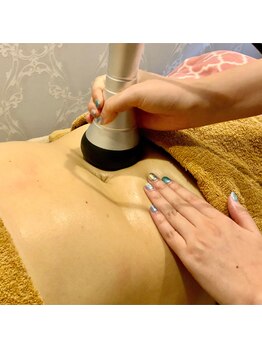 GLITTER泉中央店 脱毛/毛穴/小顔/シミケア/痩身/もみほぐし/肩こり/全身痩身キャビラジ&ラジオ派