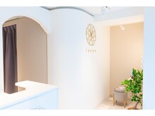 イヨヨ(iyoyo)の雰囲気(白を基調とした店内。ドレッサーにはコテ・アイロンも完備♪)