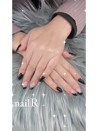 変形フレンチネイルです。