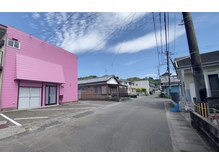 プチマール(petit maaru)の雰囲気（ピンクの壁が目印です。サロン前に２台駐車スペースがあります。）