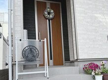 アメジスト(Amethyst)の雰囲気（白い戸建てに看板を出してお待ちしています♪【深爪/自爪育成】）