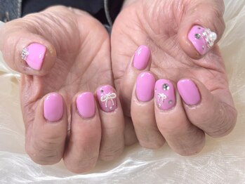 ヒラソルネイル(Girasol nail)/かわいいピンクにパーツ載せ