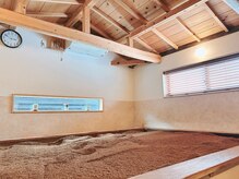 レッツゴー 酵素風呂の雰囲気（光が適度に入る明るい店内。癒しの音楽の中でゆったり入浴します）