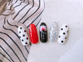 お花がポイントの個性派ネイル♪